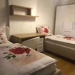 Downtown In The Heart Of The New Center, 4 Persons, Parking Apartment *