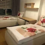 Downtown In The Heart Of The New Center, 4 Persons, Parking Apartment