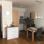 Downtown In The Heart Of The New Center, 4 Persons, Parking Apartment