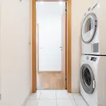Downtown In The Heart Of The New Center, 4 Persons, Parking Apartment