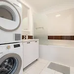 Downtown In The Heart Of The New Center, 4 Persons, Parking Apartment