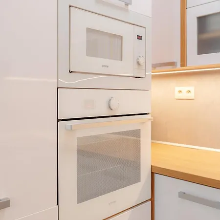 Downtown In The Heart Of The New Center, 4 Persons, Parking