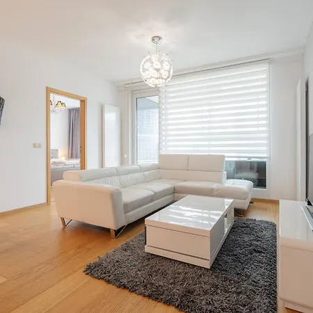 Апартаменты Downtown In The Heart Of The New Center, 4 Persons, Parking