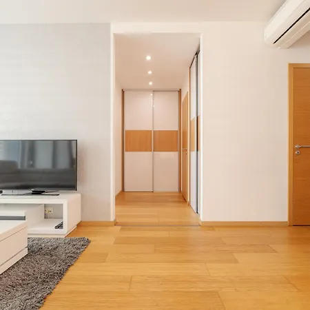 Downtown In The Heart Of The New Center, 4 Persons, Parking