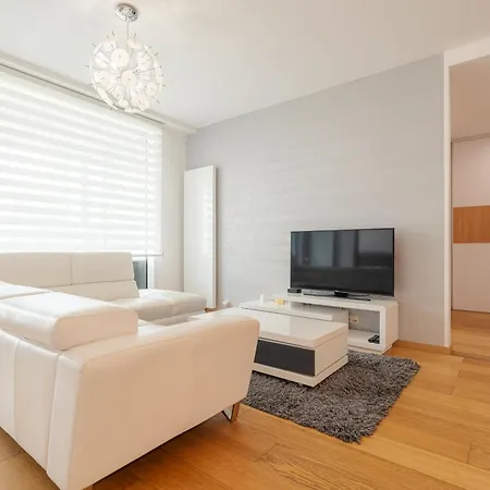 Downtown In The Heart Of The New Center, 4 Persons, Parking