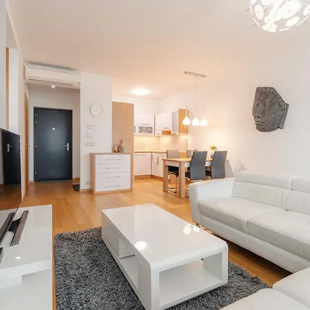 Downtown In The Heart Of The New Center, 4 Persons, Parking Appartement *