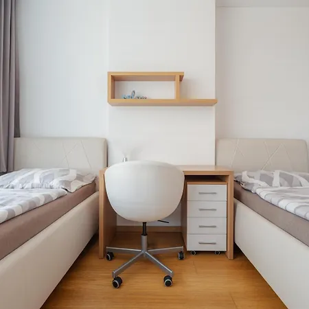 Διαμέρισμα Downtown In The Heart Of The New Center, 4 Persons, Parking Μπρατισλάβα