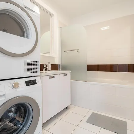 Downtown In The Heart Of The New Center, 4 Persons, Parking Appartement