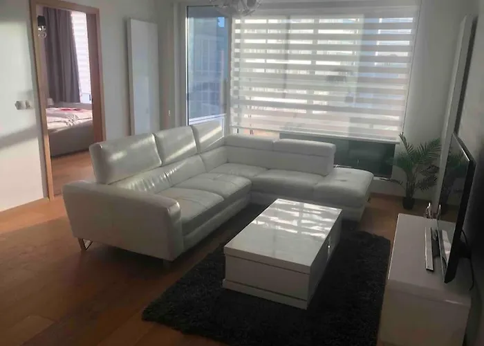 Downtown In The Heart Of The New Center, 4 Persons, Parking *