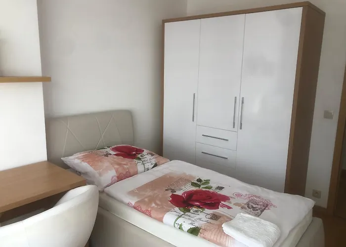 Downtown In The Heart Of The New Center, 4 Persons, Parking *