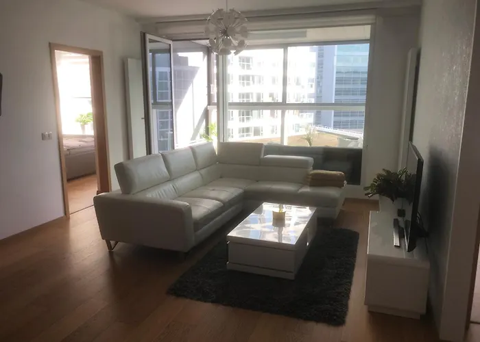 Downtown In The Heart Of The New Center, 4 Persons, Parking