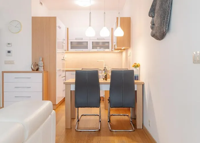 Downtown In The Heart Of The New Center, 4 Persons, Parking *