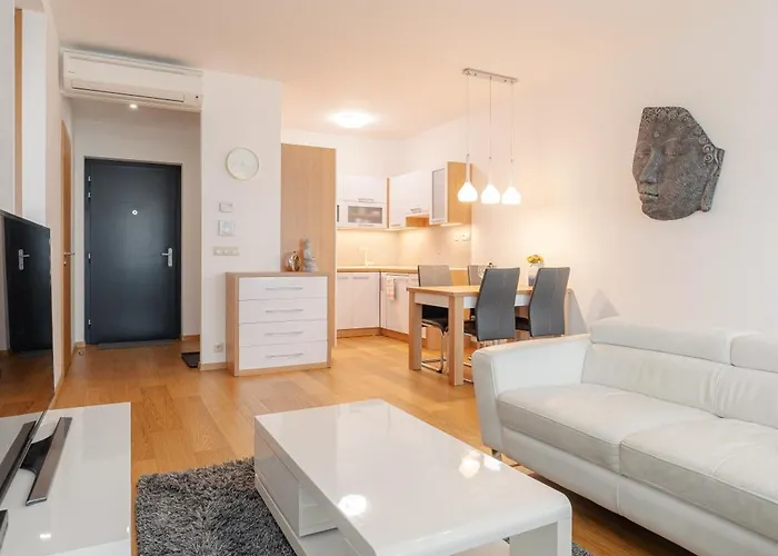 Downtown In The Heart Of The New Center, 4 Persons, Parking Appartement *