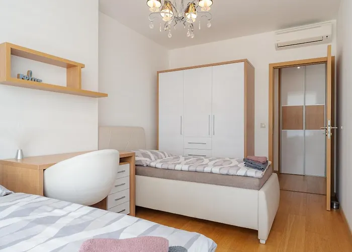 Downtown In The Heart Of The New Center, 4 Persons, Parking