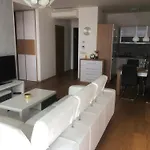 Downtown In The Heart Of The New Center, 4 Persons, Parking *