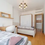 Downtown In The Heart Of The New Center, 4 Persons, Parking