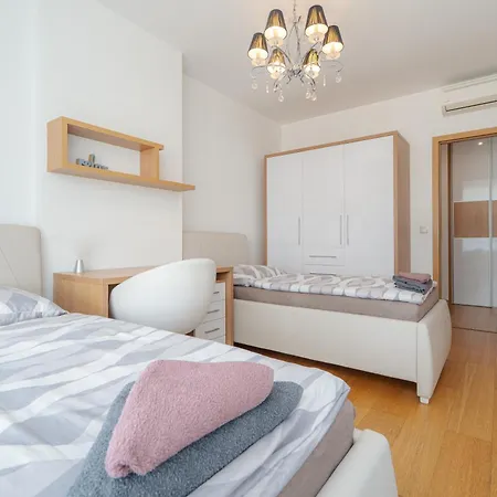 Apartamento Downtown In The Heart Of The New Center, 4 Persons, Parking *