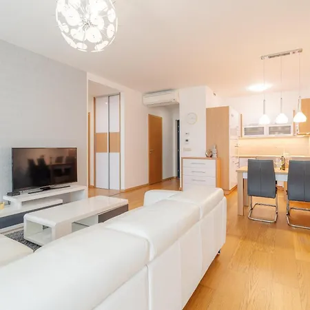 Downtown In The Heart Of The New Center, 4 Persons, Parking Bratislava