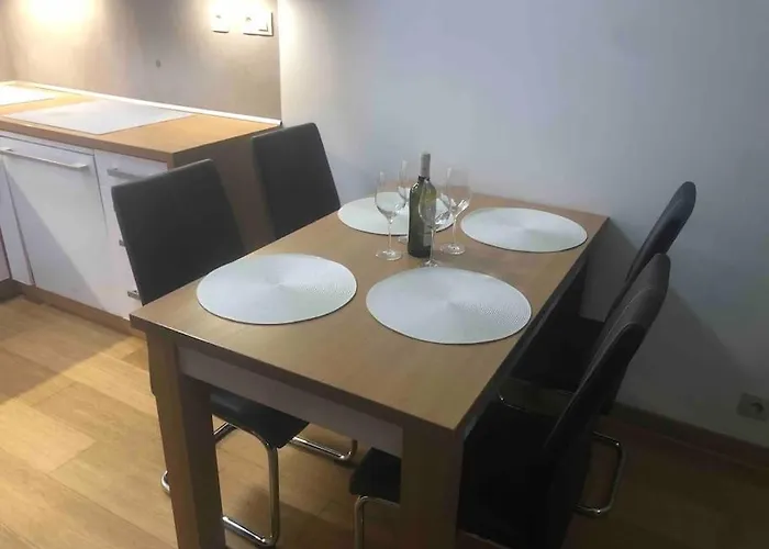 Downtown In The Heart Of The New Center, 4 Persons, Parking