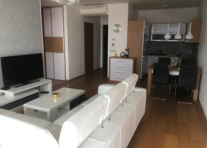 Downtown In The Heart Of The New Center, 4 Persons, Parking *