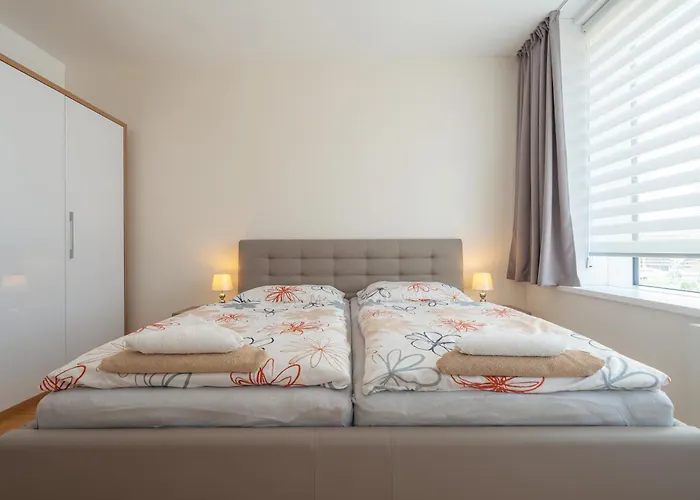 Downtown In The Heart Of The New Center, 4 Persons, Parking *