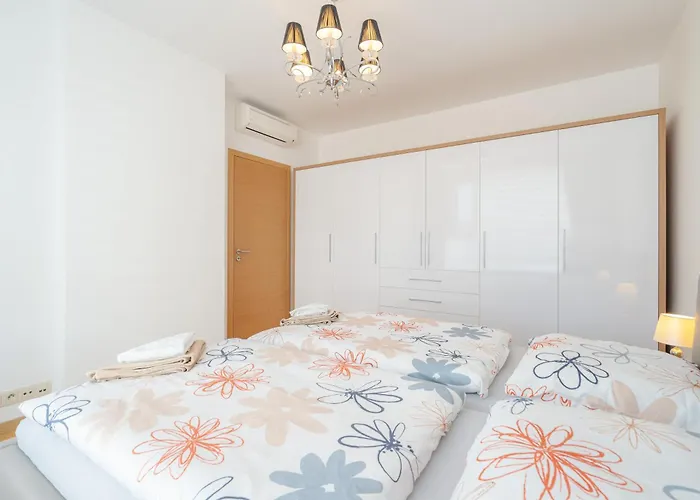 Downtown In The Heart Of The New Center, 4 Persons, Parking *