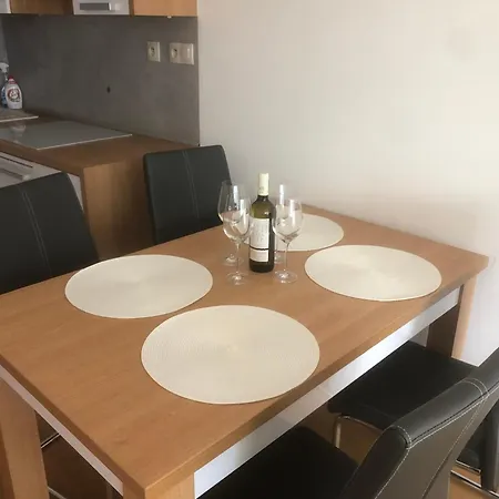 Downtown In The Heart Of The New Center, 4 Persons, Parking Apartmán