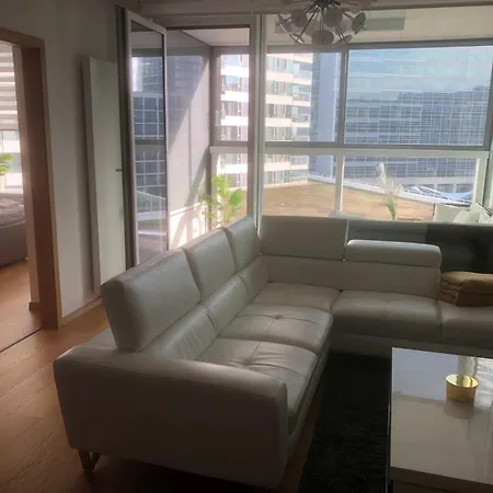 Downtown In The Heart Of The New Center, 4 Persons, Parking Daire Bratislava