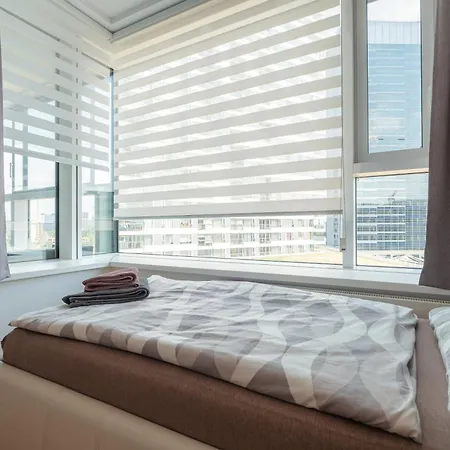 Downtown In The Heart Of The New Center, 4 Persons, Parking Daire