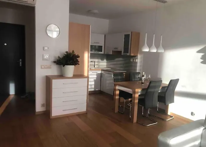 Downtown In The Heart Of The New Center, 4 Persons, Parking *