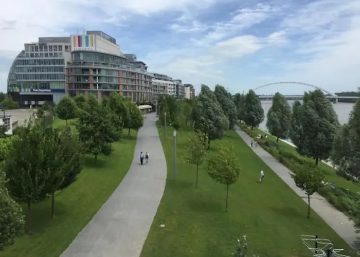 Downtown In The Heart Of The New Center, 4 Persons, Parking