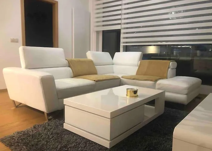 Downtown In The Heart Of The New Center, 4 Persons, Parking