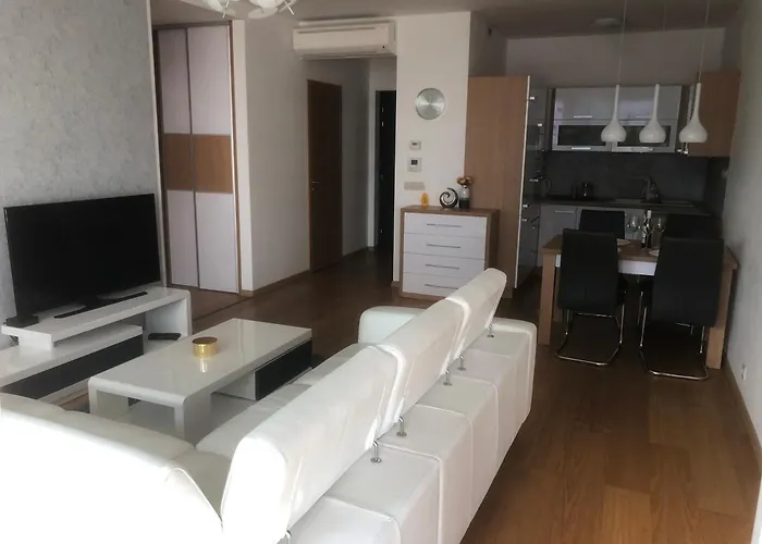 Downtown In The Heart Of The New Center, 4 Persons, Parking