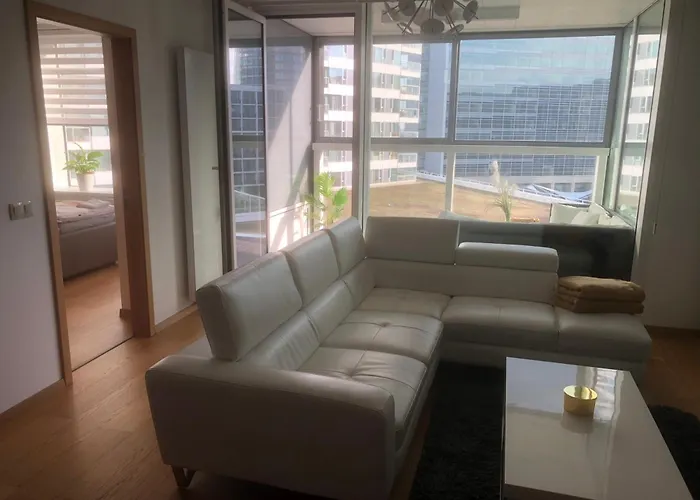 Downtown In The Heart Of The New Center, 4 Persons, Parking Apartman Pozsony