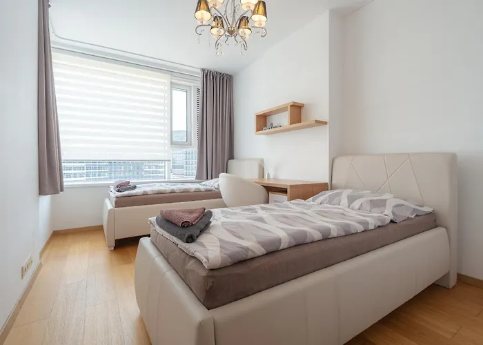 Downtown In The Heart Of The New Center, 4 Persons, Parking