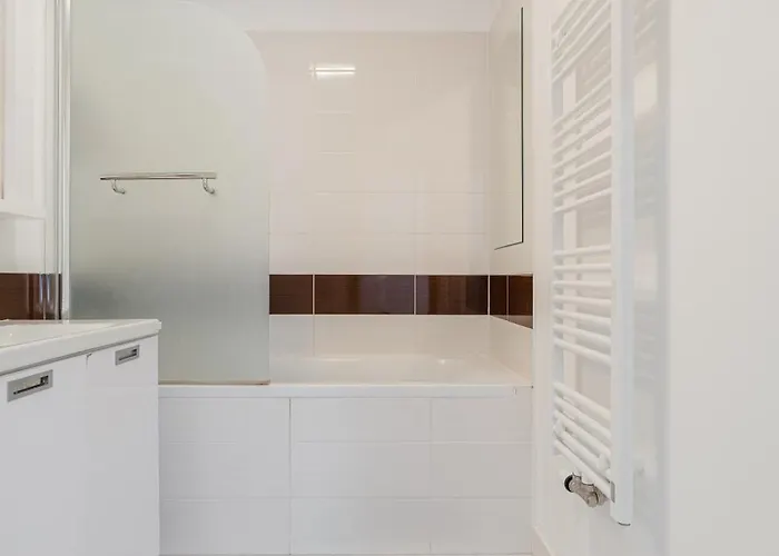 Downtown In The Heart Of The New Center, 4 Persons, Parking *