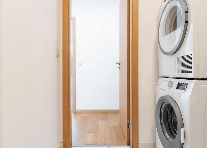 Downtown In The Heart Of The New Center, 4 Persons, Parking Apartman