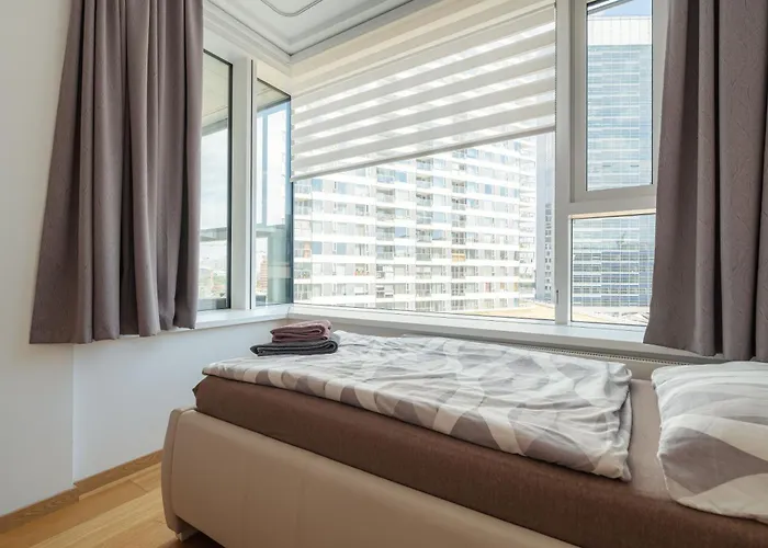 Downtown In The Heart Of The New Center, 4 Persons, Parking *